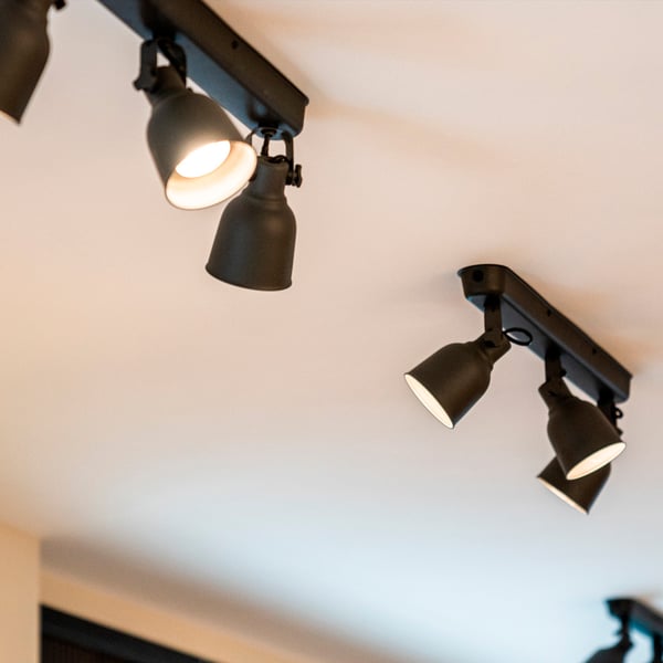 Binari da soffitto HEKTAR con luci accese.