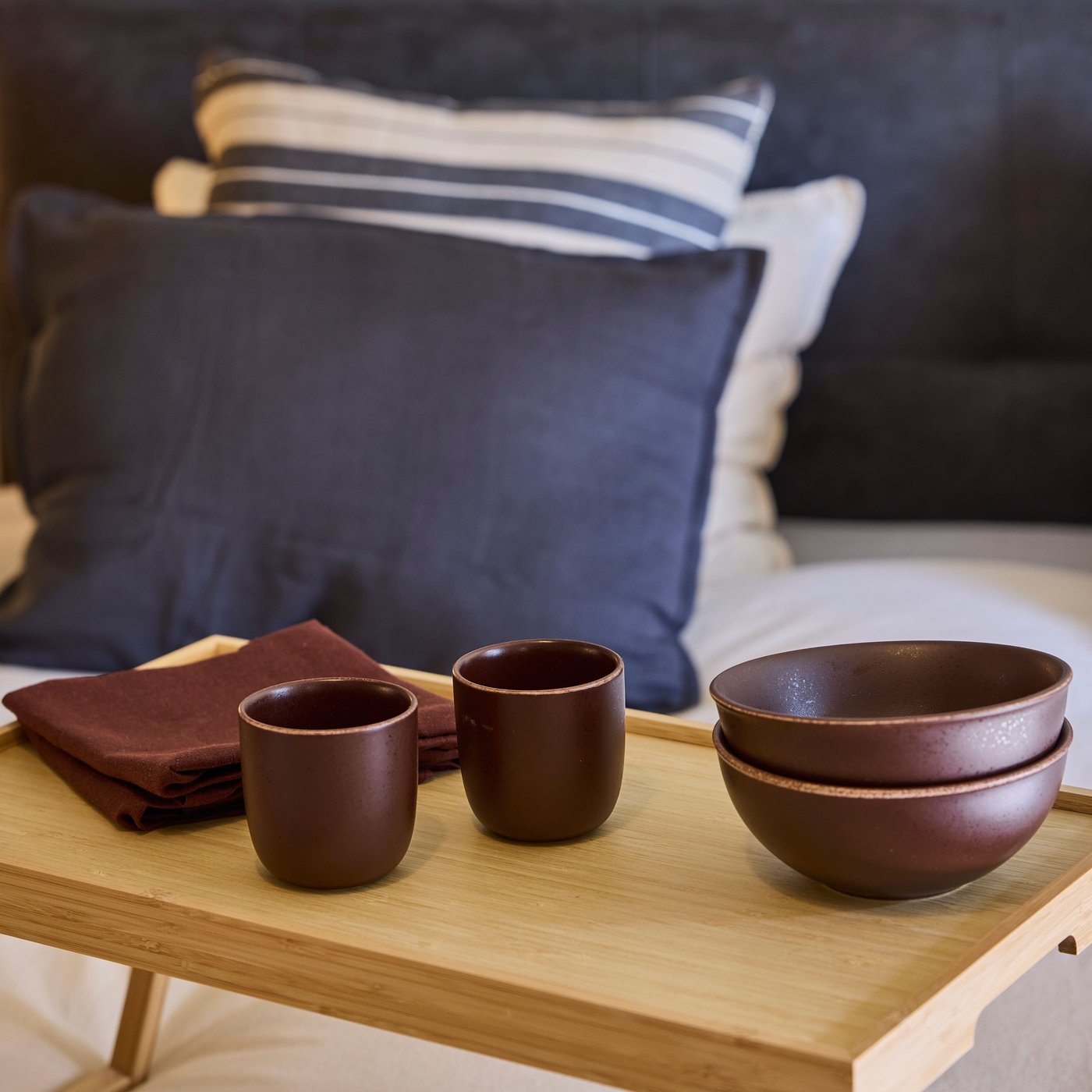 Een lichtbeige/antraciet KORALLBUSKE kussenhoes