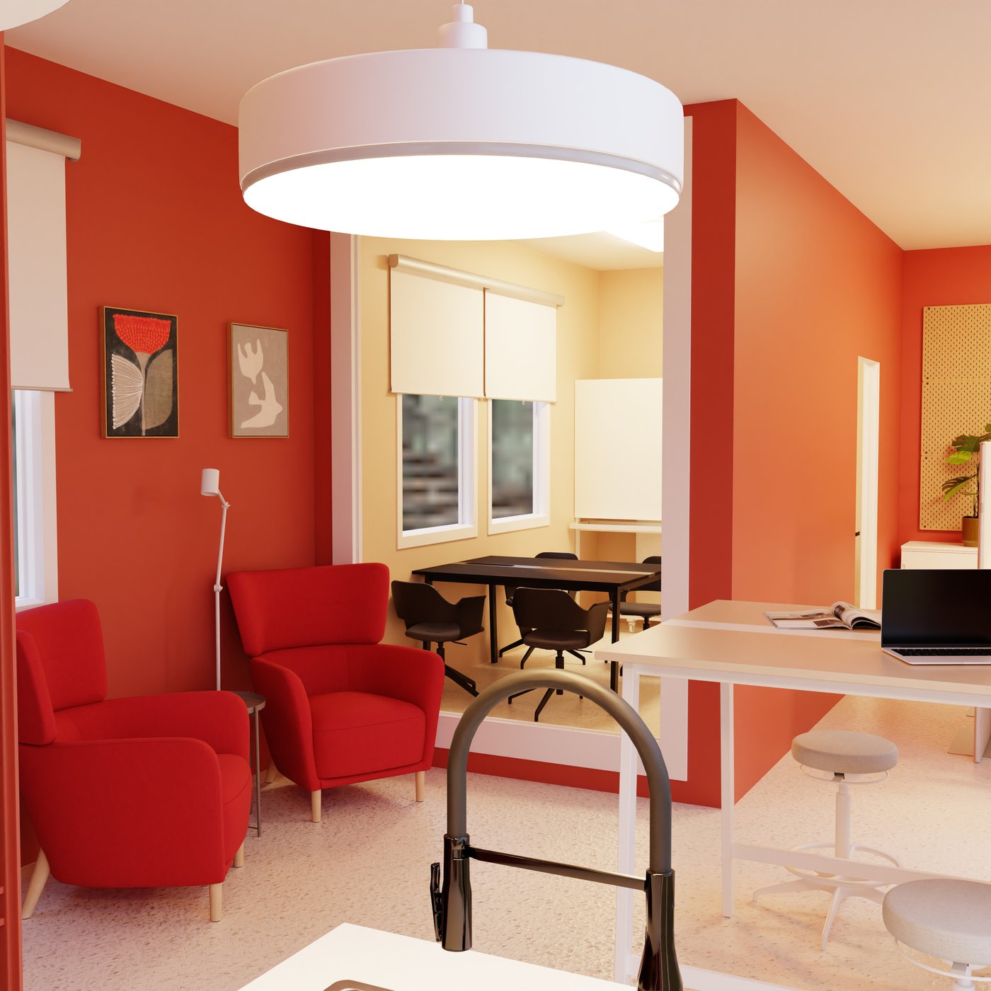 Lounge-Bereich mit zwei roten Sesseln, Stehlampe und Blick in einen Besprechungsraum mit schwarzem Tisch.