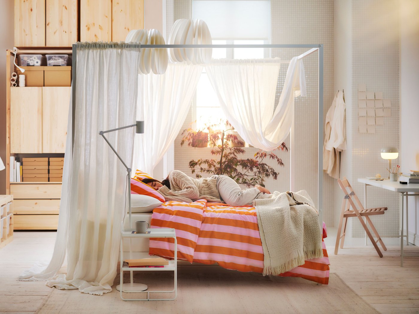 A white Luröy/Skådis white VITARNA four-poster bed frame in the bedroom