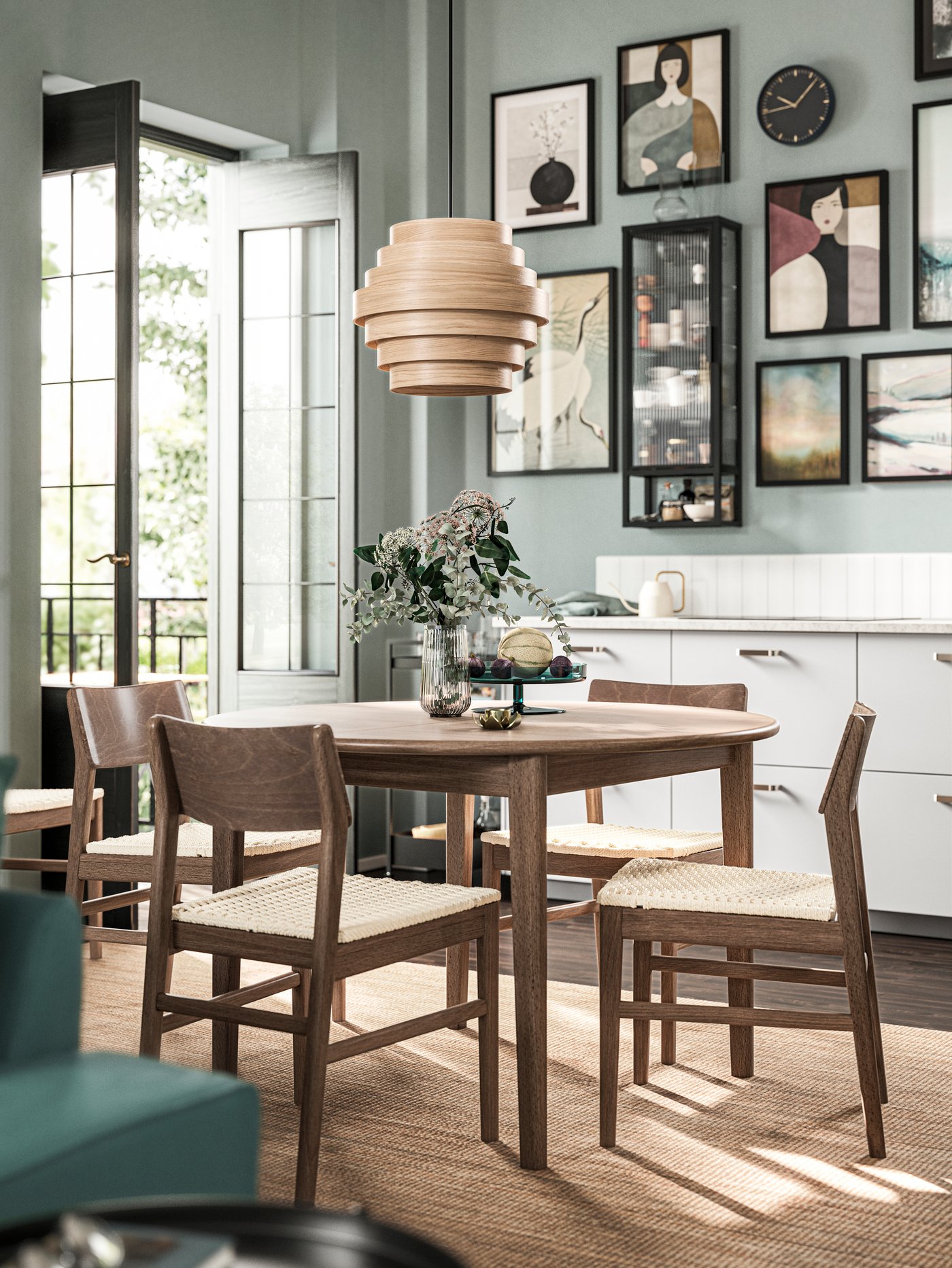 En un comedor moderno hay varias sillas SKANSNÄS colocadas junto a una mesa extensible y una pantalla de lámpara de techo encima.