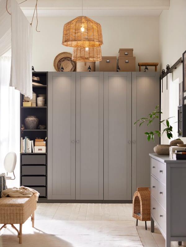 A dark grey/grey PAX/GULLABERG wardrobe combination with a GULLABERG chest with 6 drawers and a cat house at one side.