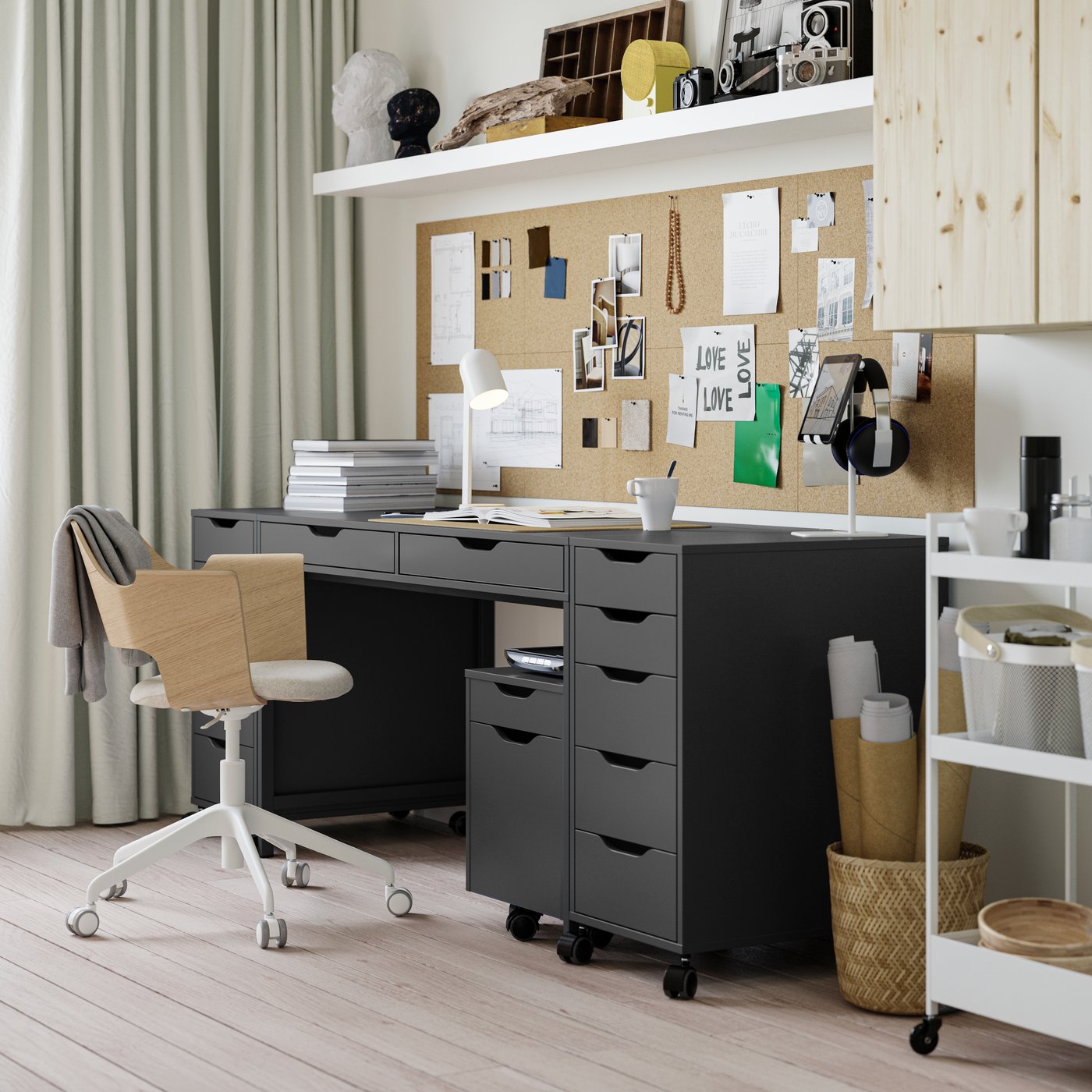 Et arbejdshjørne med ALEX skrivebord og skuffeelement med tre skuffer i mørkegrå-sort samt en FJÄLLBERGET kontorstol foran det.