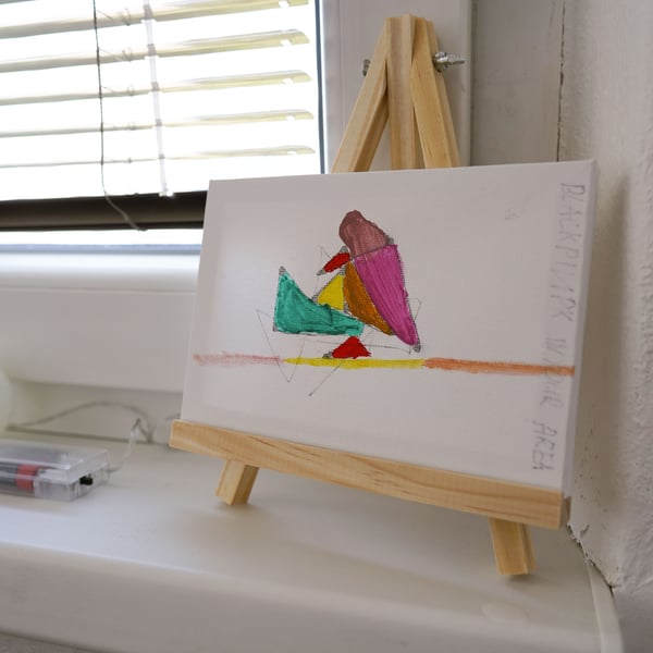 Una piccola immagine di un uccellino nei toni del verde, rosso, giallo, marrone e rosa.