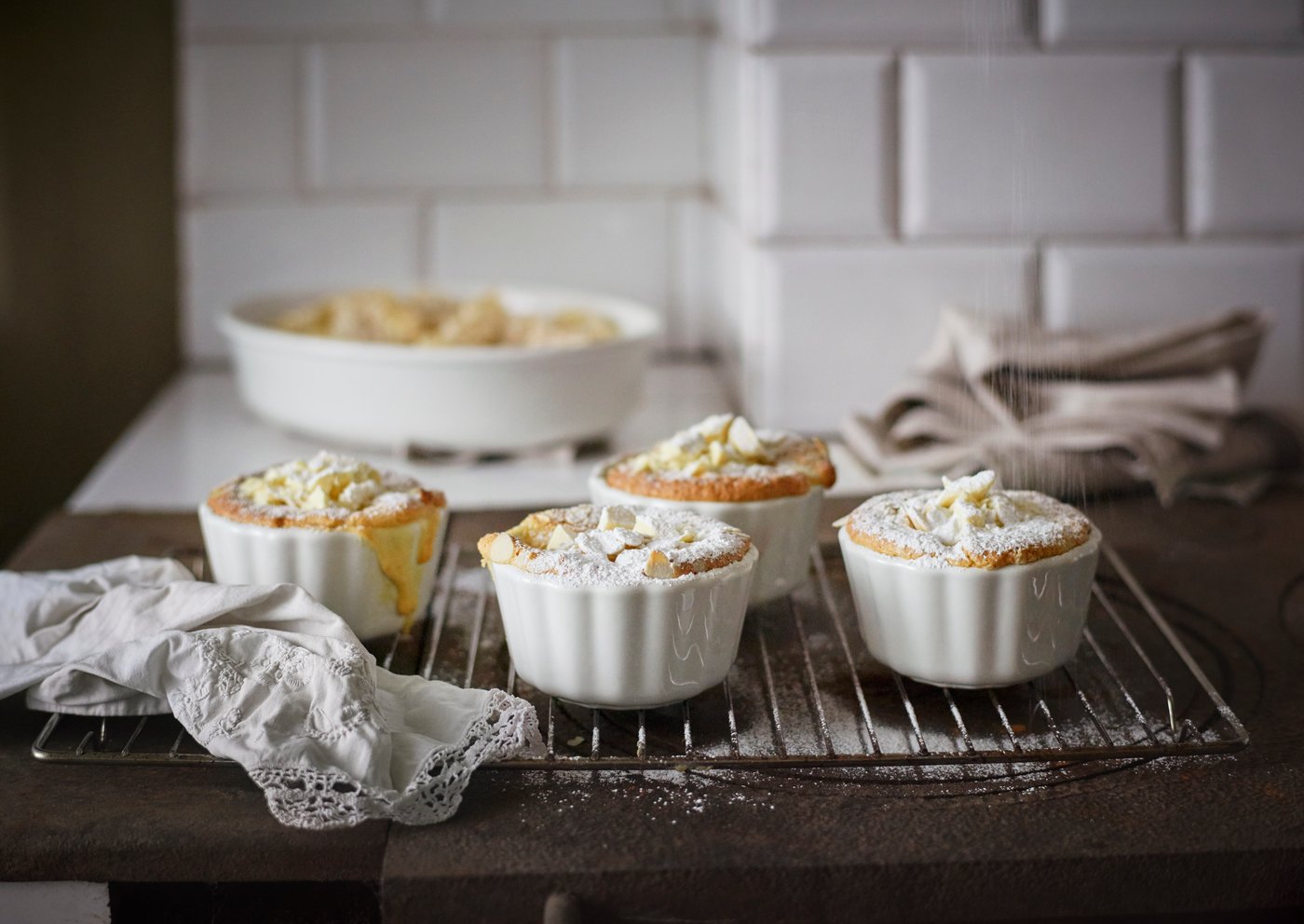 An off-white VARDAGEN pie dish