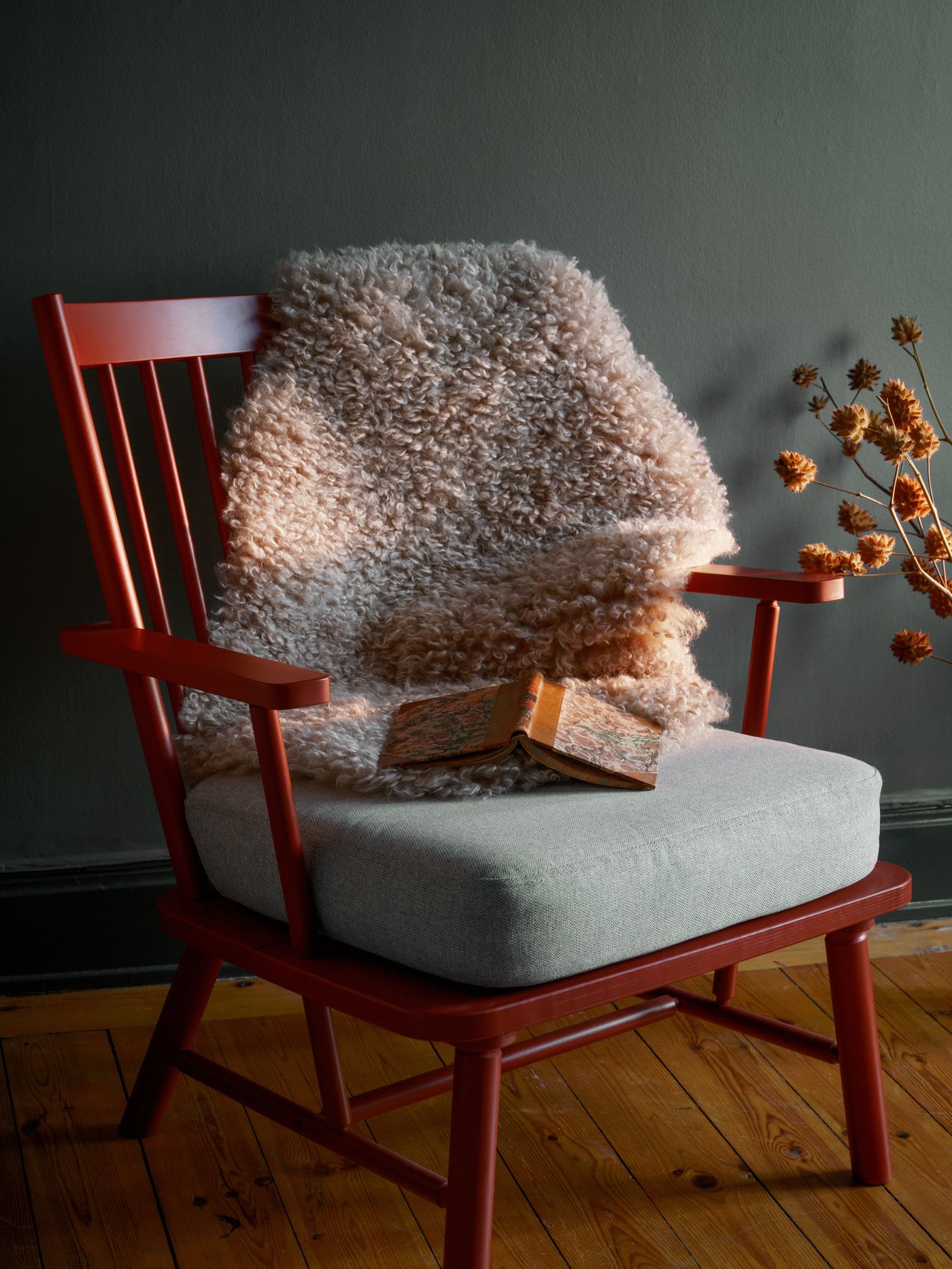 Ein braun-roter/Tibbleby beige/grauer PERSBOL-Sessel im Esszimmer auf dem ein kuschliges SVINDINGE Kunstfell liegt.