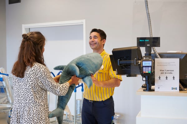 A costumer returning a BLÅHAJ shark.