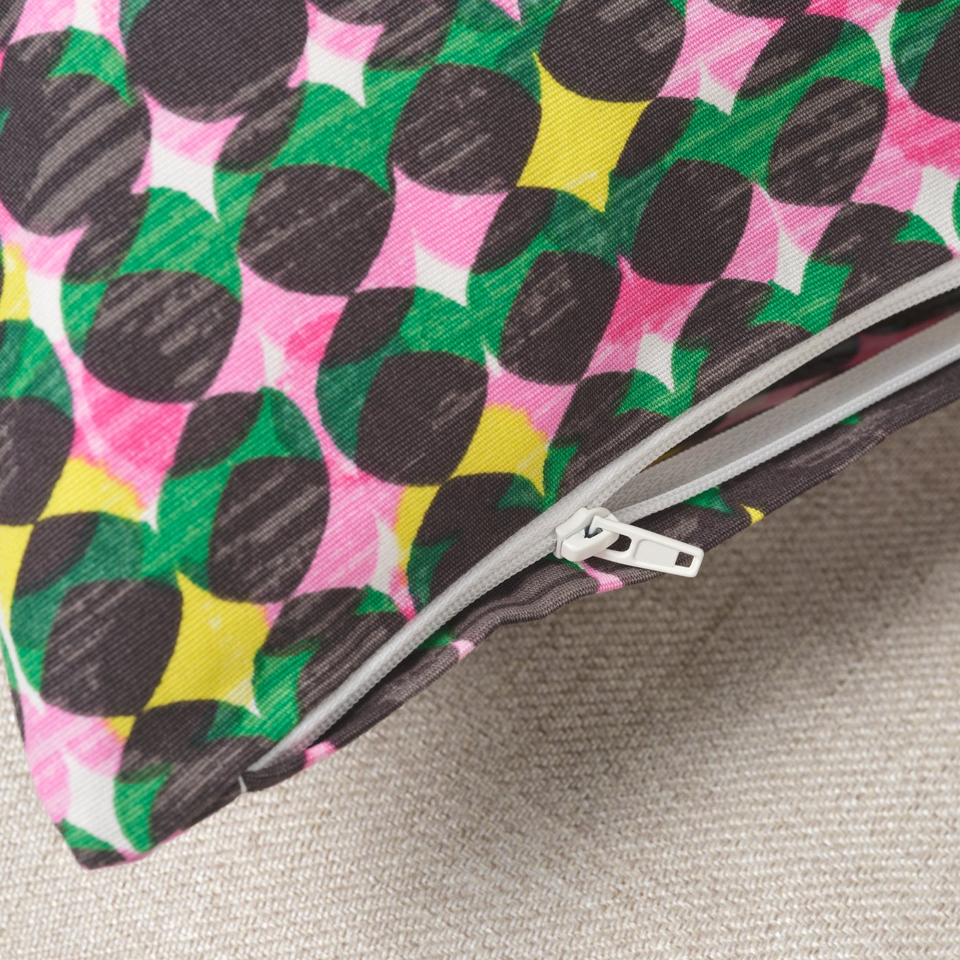 A pink/green ÄLVSJÖSKOGEN cushion cover