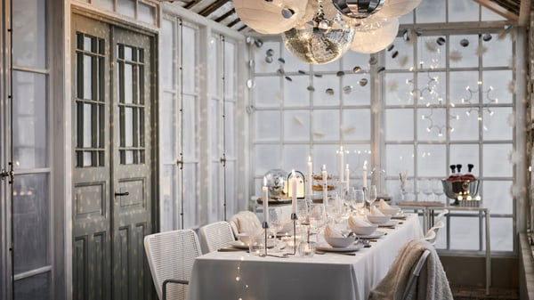 A foldable white/grey TORPARÖ chair, in/outdoor in the dining room
