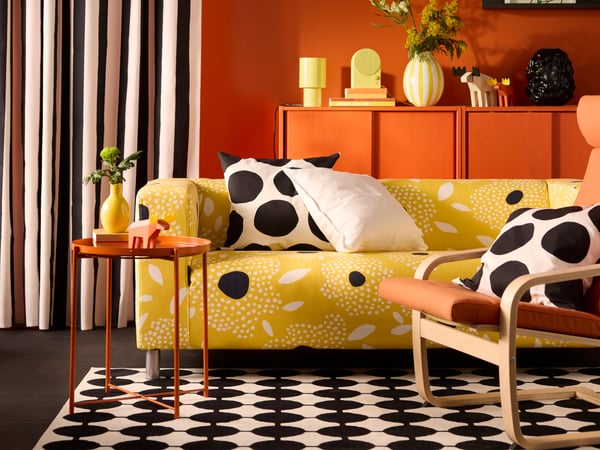 Un vase BLODBJÖRK jaune dans le salonm