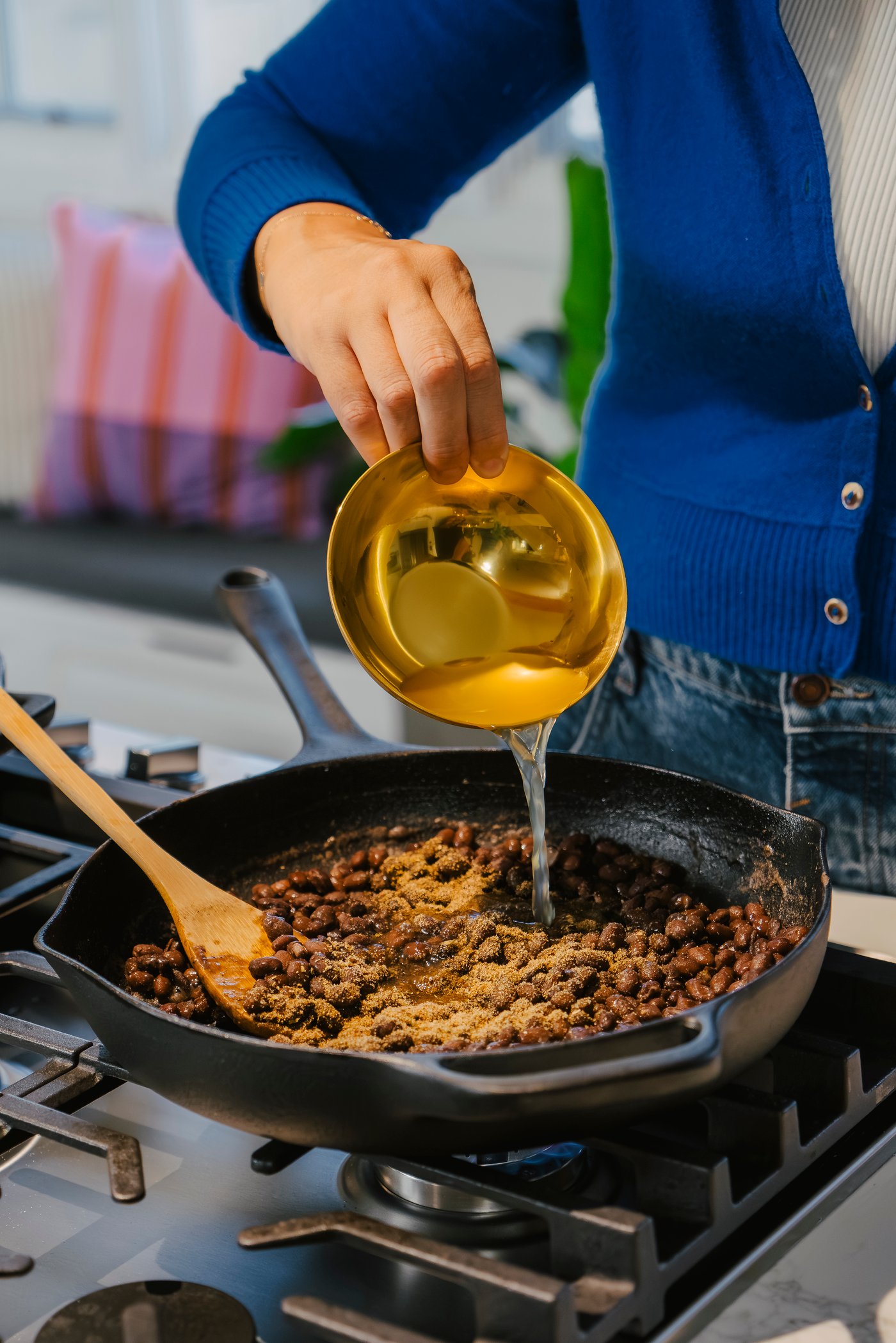 Jaqui cocinando frijoles