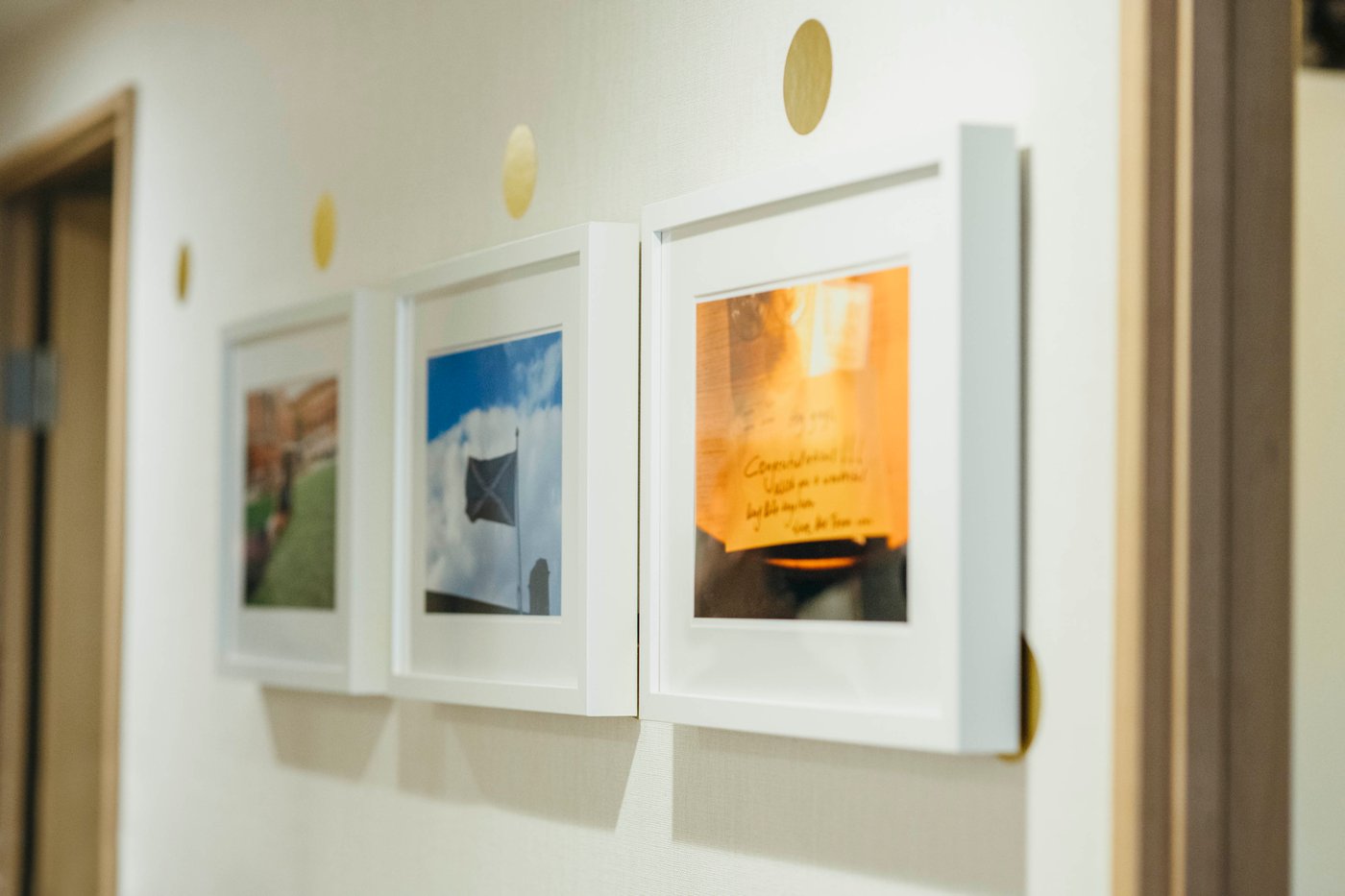白い壁に並べられたお洒落なアート作品。