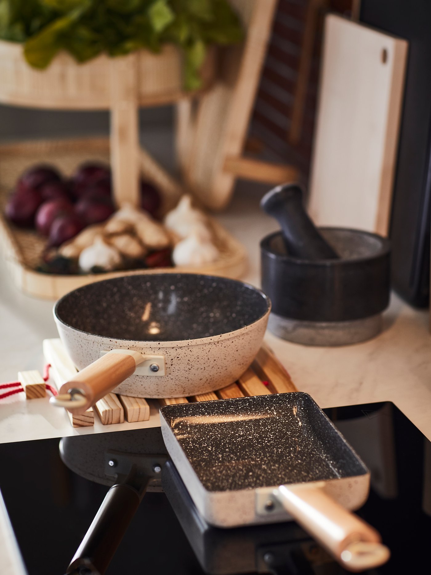 Kjøkkenutstyr og borddekking.