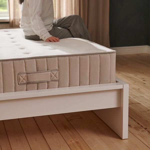 A firm/natural VATNESTRÖM pocket sprung mattress in the bedroom