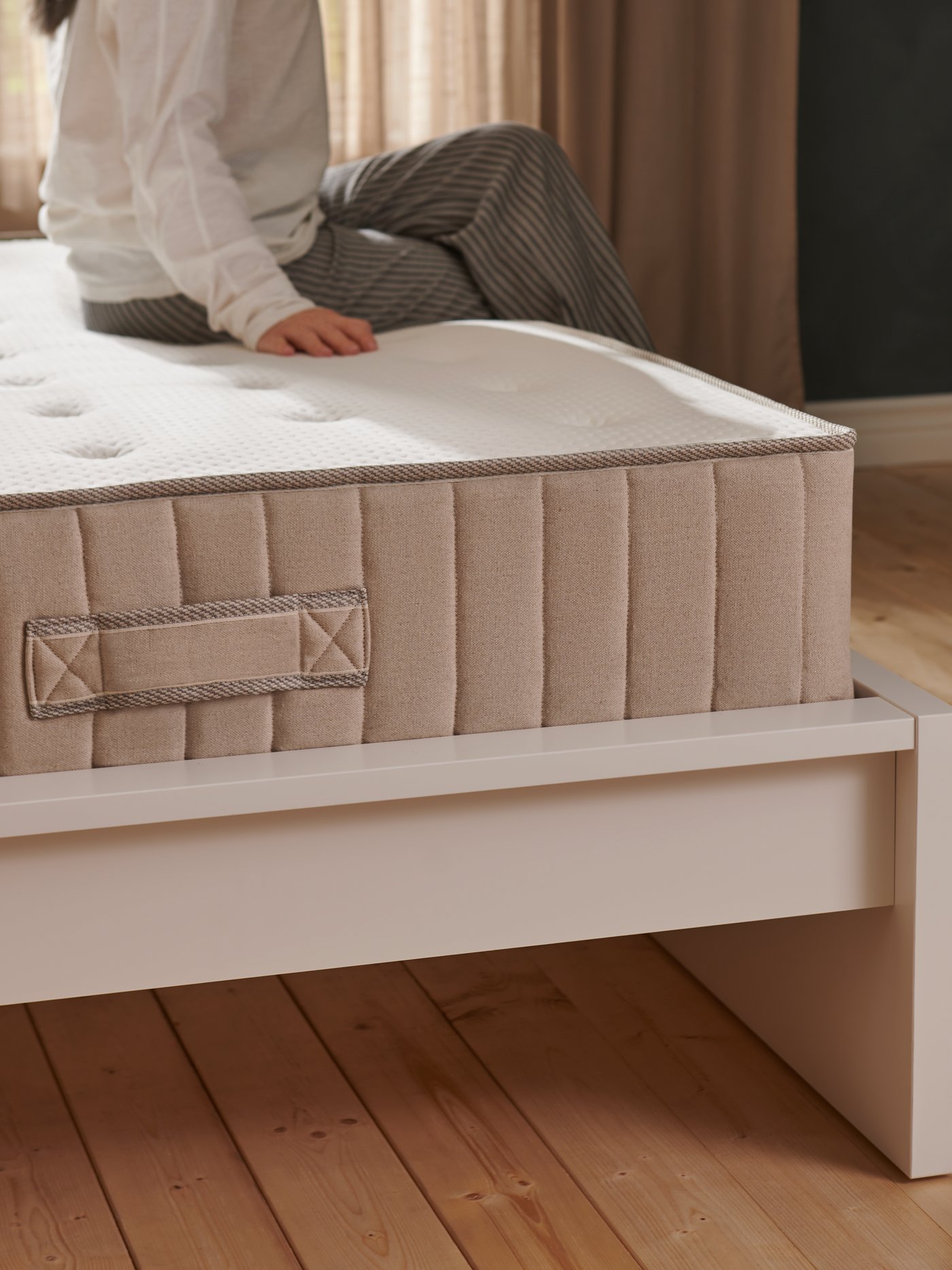 A firm/natural VATNESTRÖM pocket sprung mattress in the bedroom