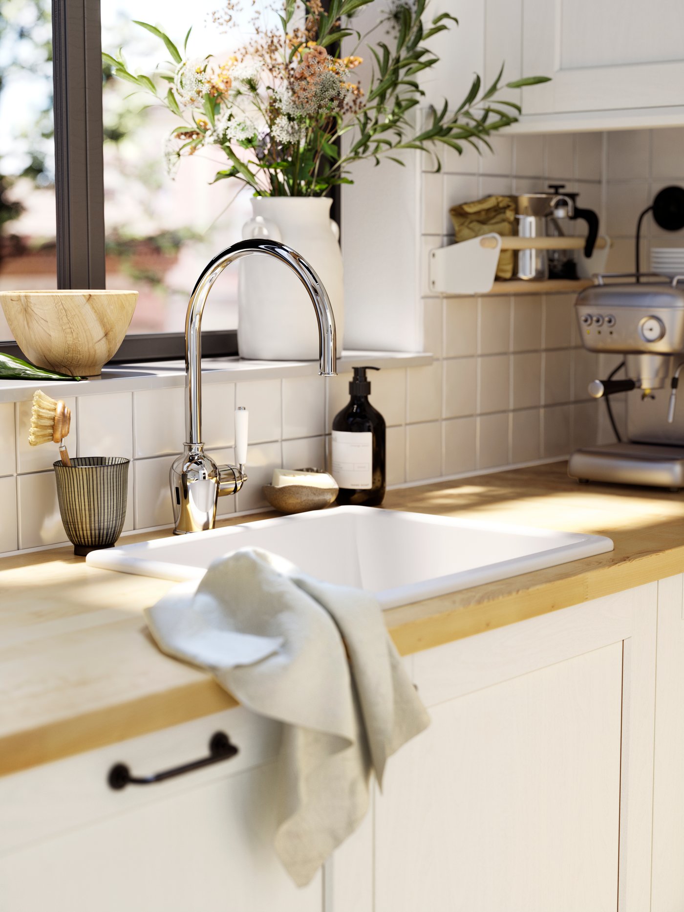 En bänkskiva i trä med vita köksluckor.