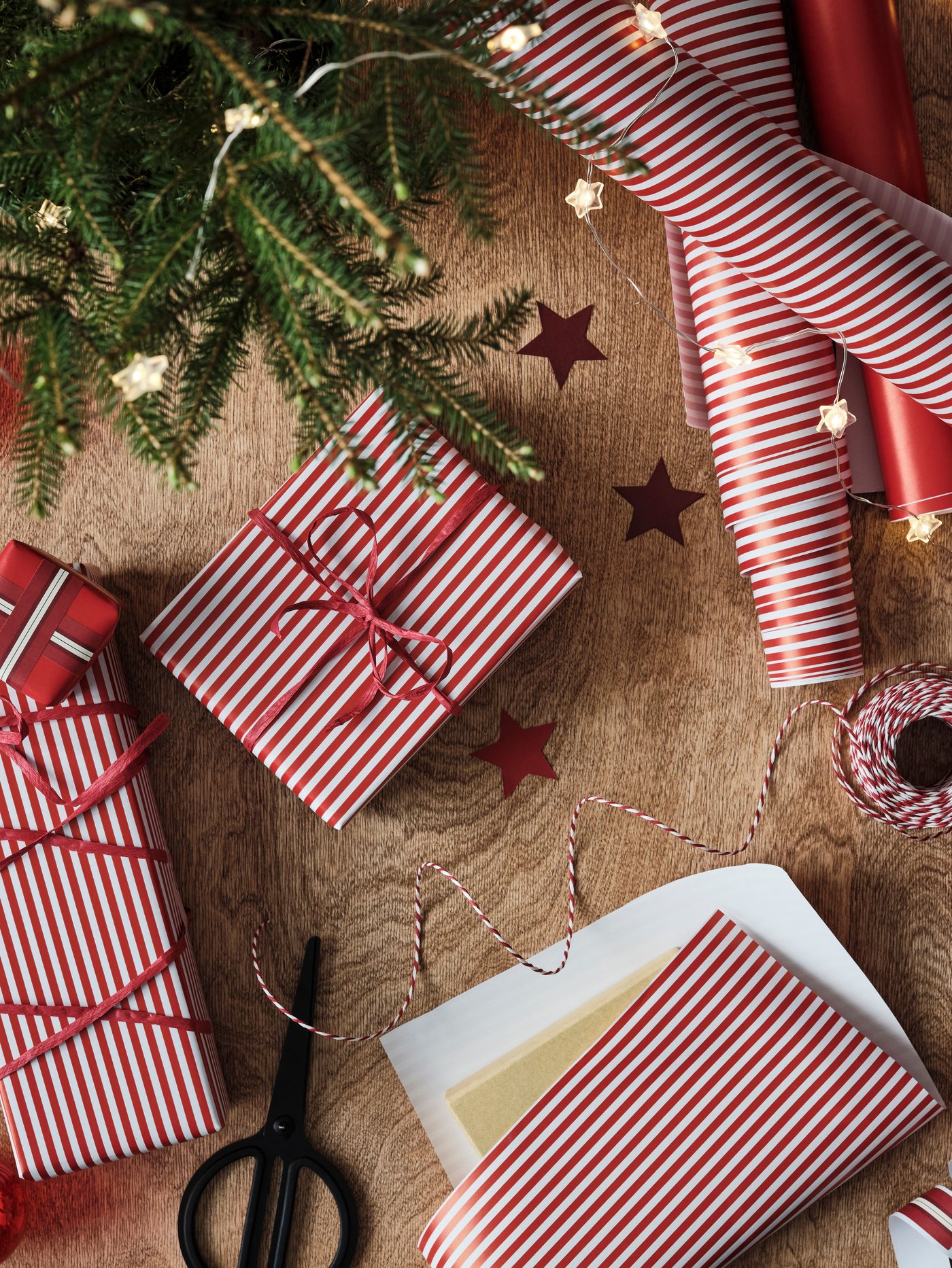 A stripe pattern red/white VINTERFINT gift wrap roll