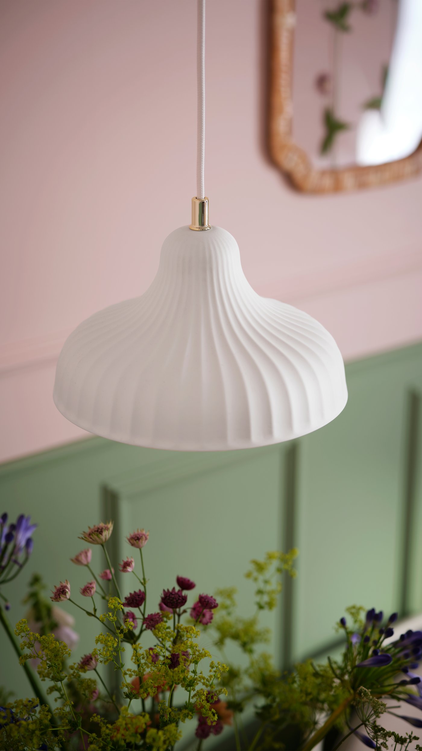 Une suspension SKIVTOFS blanc cassé/céramique