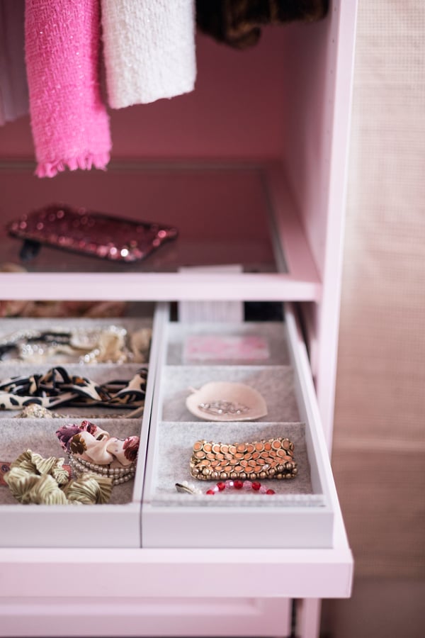 PAX skap malt rosa med KOMPLEMENT garderobeinnredning.