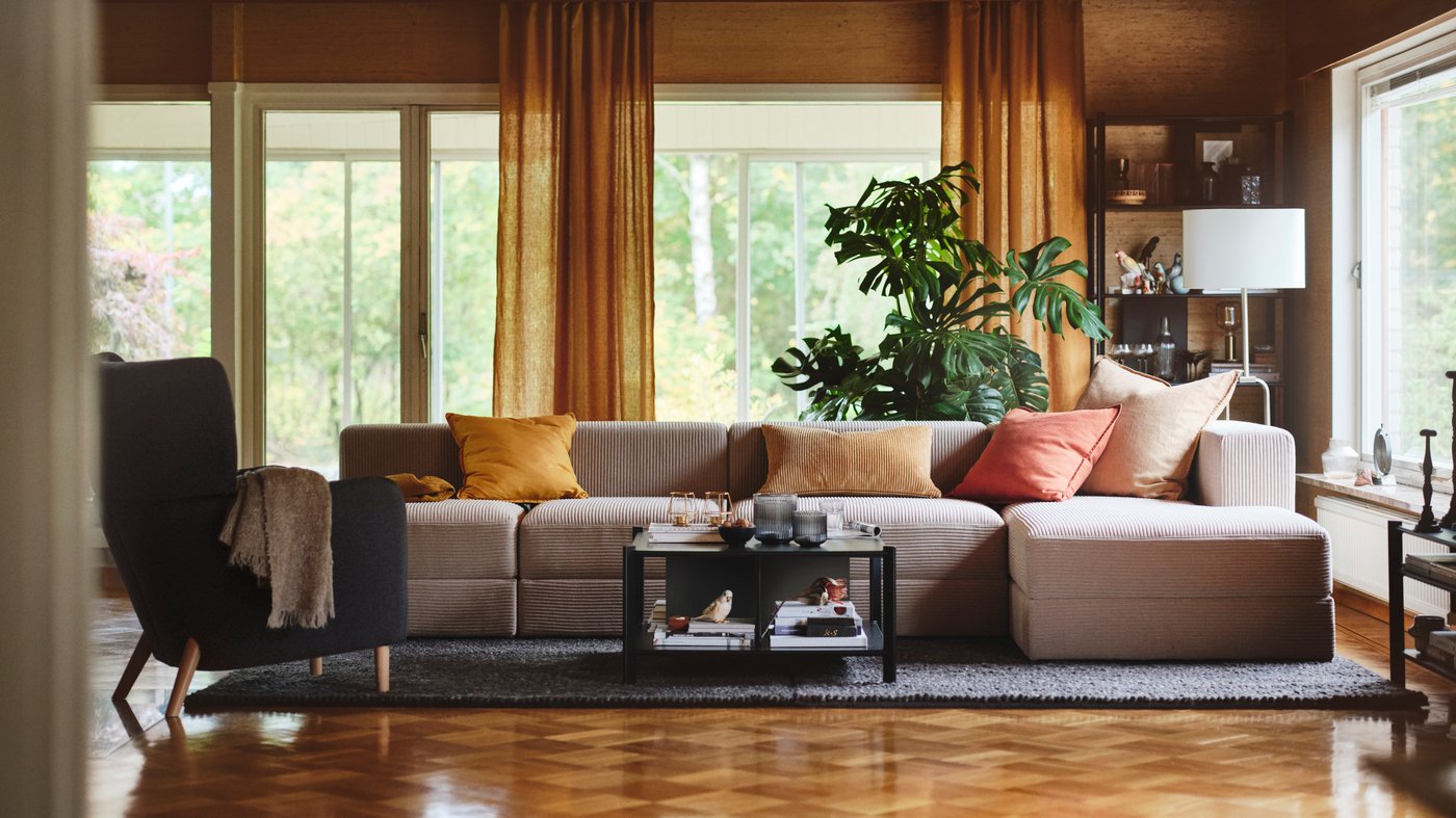 A right/Samsala grey-beige JÄTTEBO 4,5-seat mod sofa w chaise longue in the living room