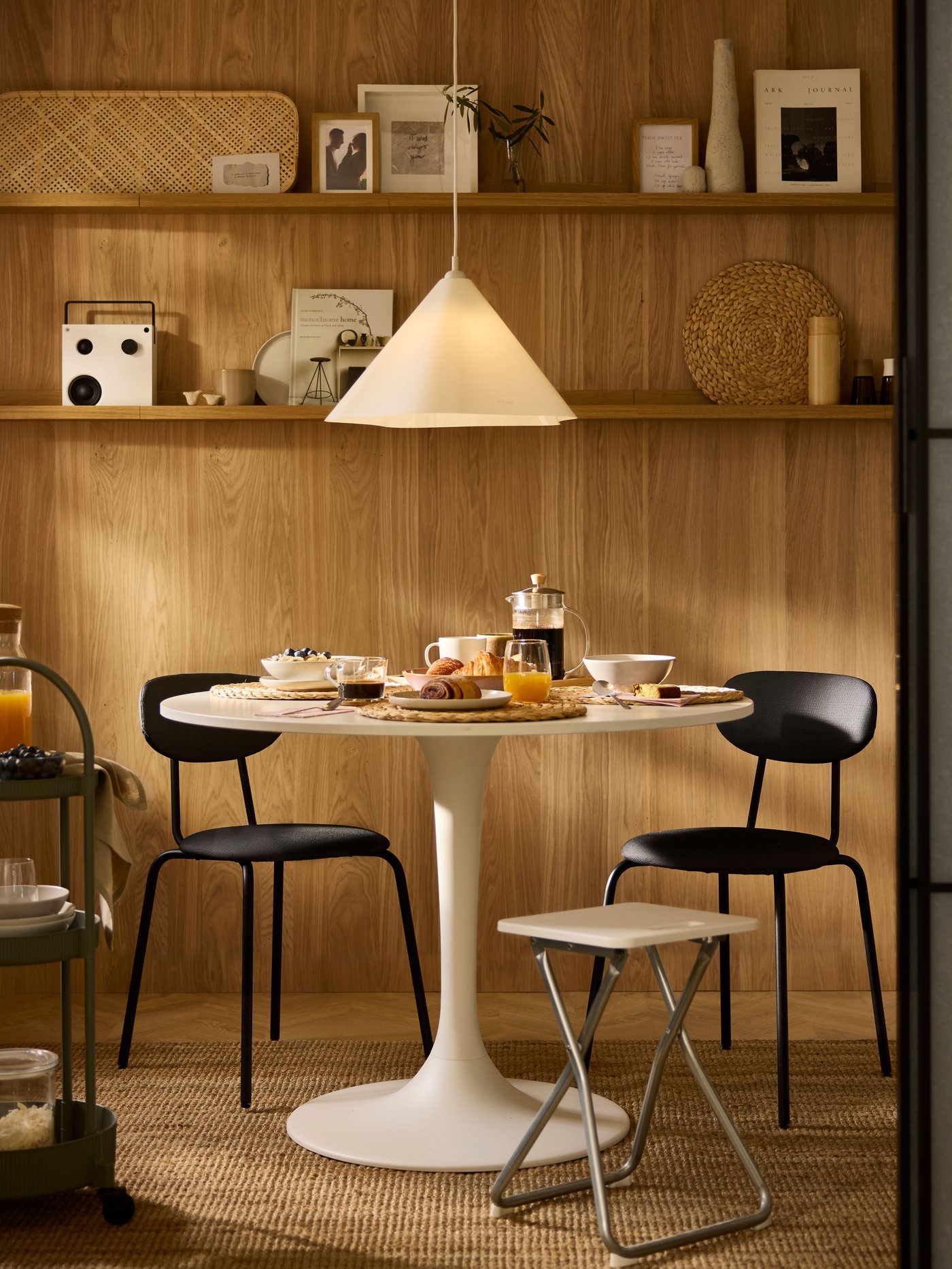 Oak-effect RÖDALM frame in the dining room