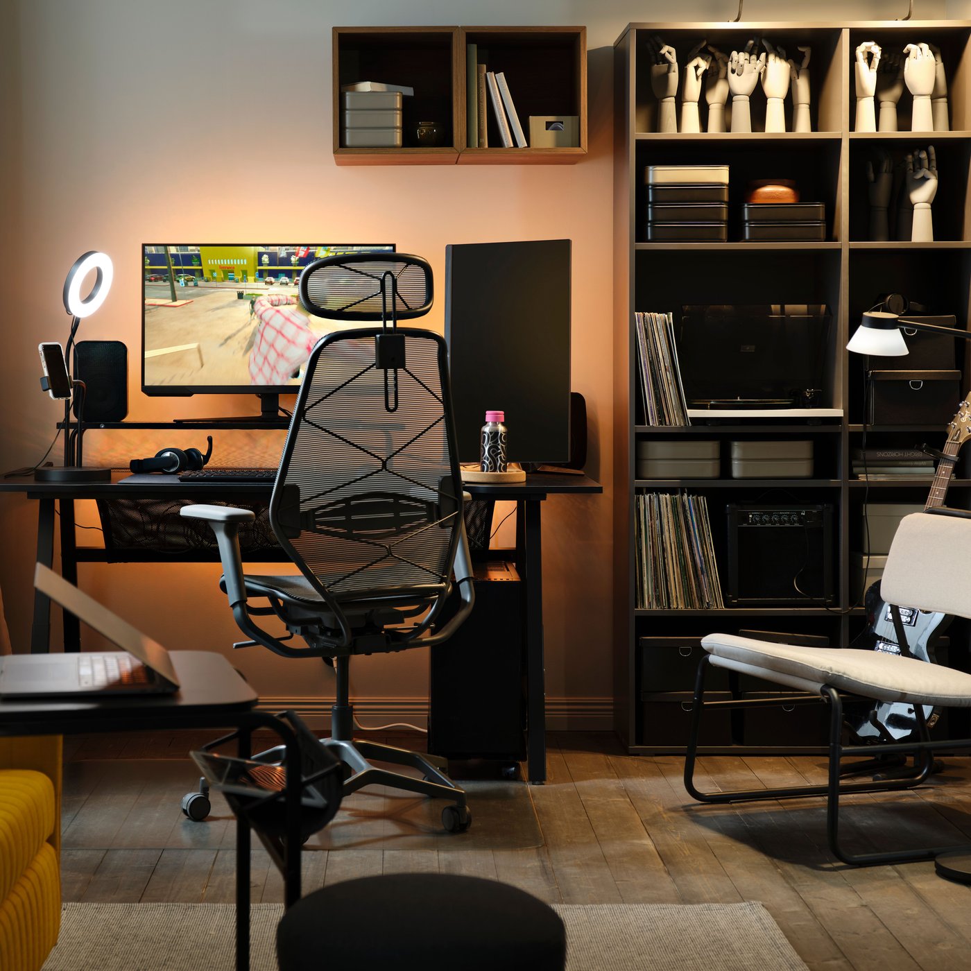 A stainless steel patterned/black pink ENKELSPÅRIG water bottle in the home office