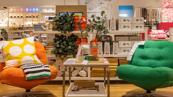 カラフルなチェア、クッションがレイアウトされている。