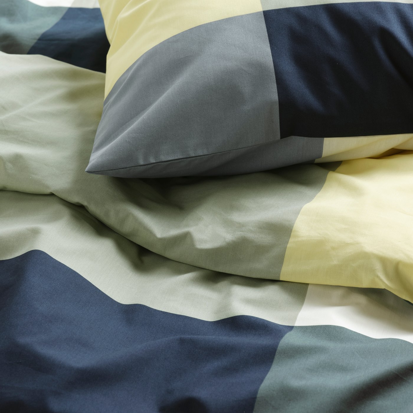 A green/multicolour BRUNKRISSLA duvet cover and 2 pillowcases