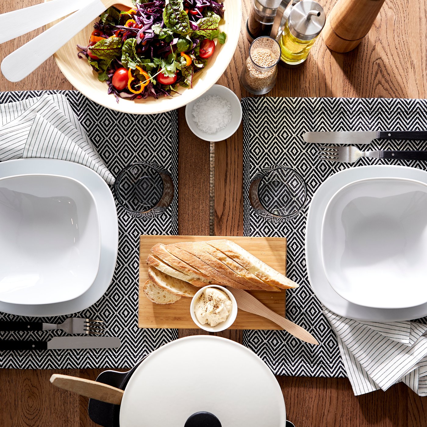Service VÄRDERA 18 pièces blanc en promotion sur une table.