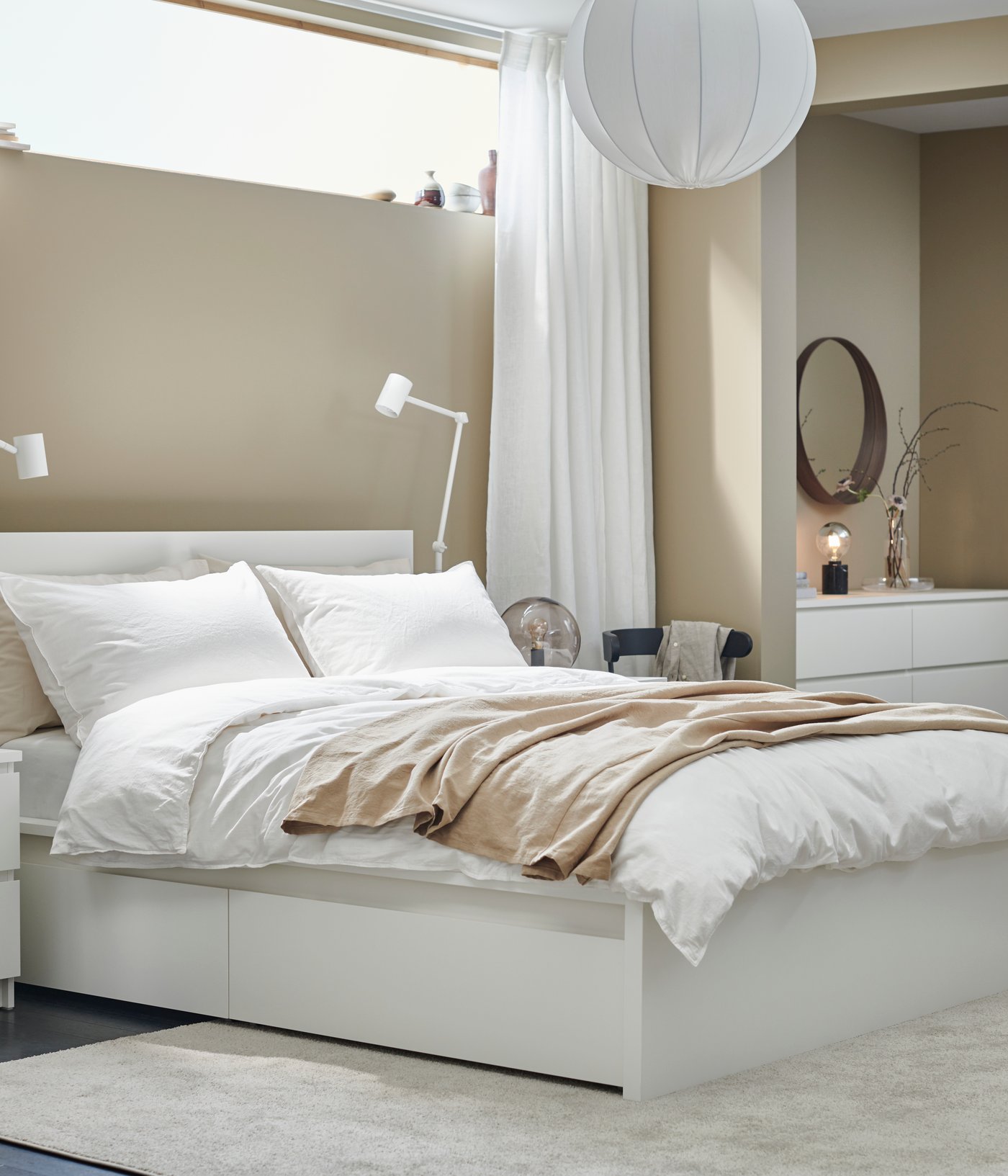 Een wit MALM bed met twee lades in de slaapkamer