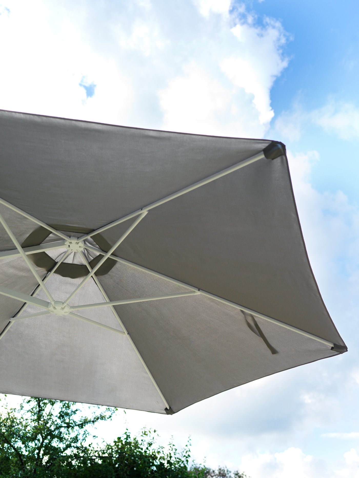Sombrilla HÖGÖN gris en exterior.