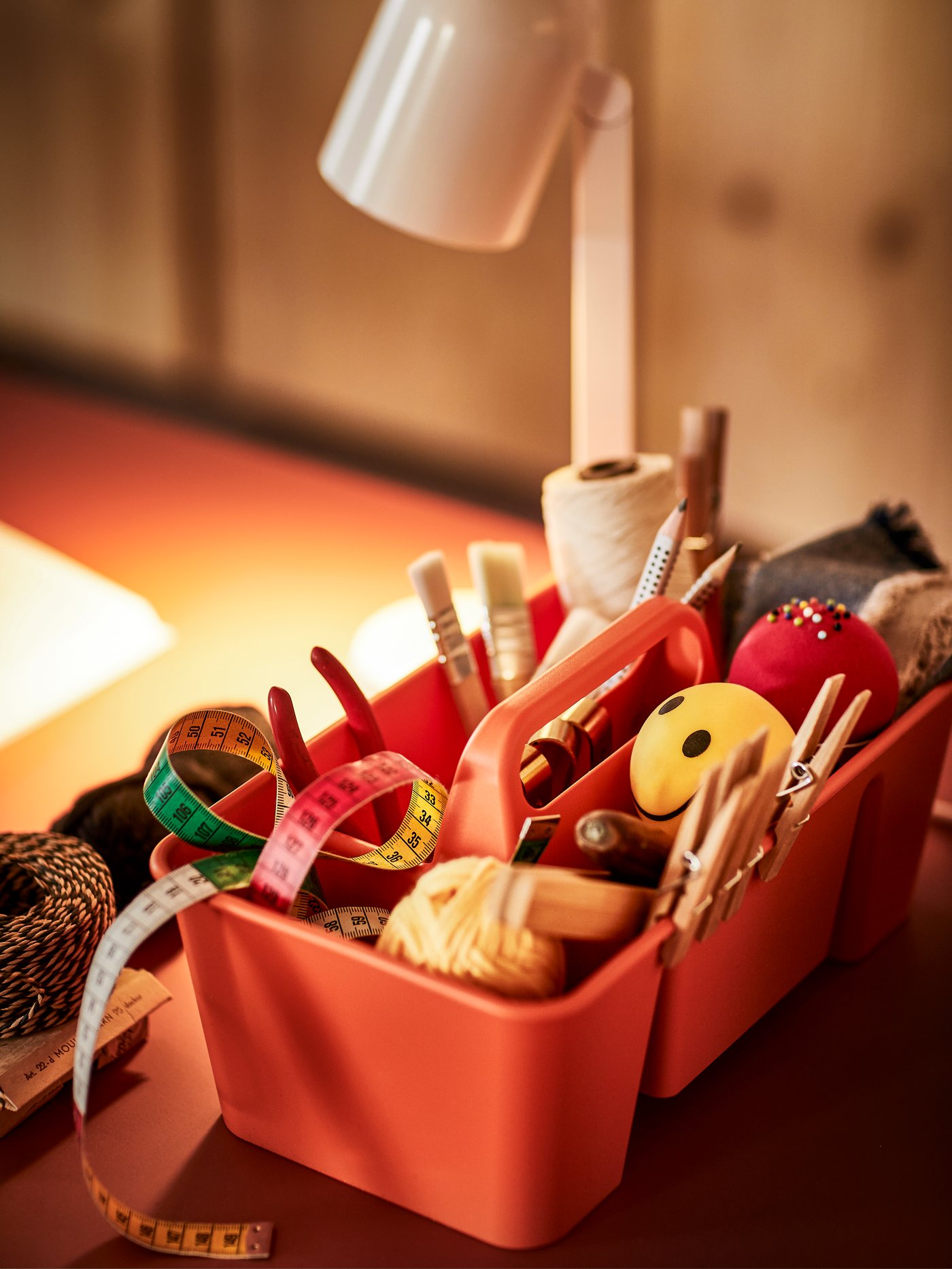 Une boite de rangement orange