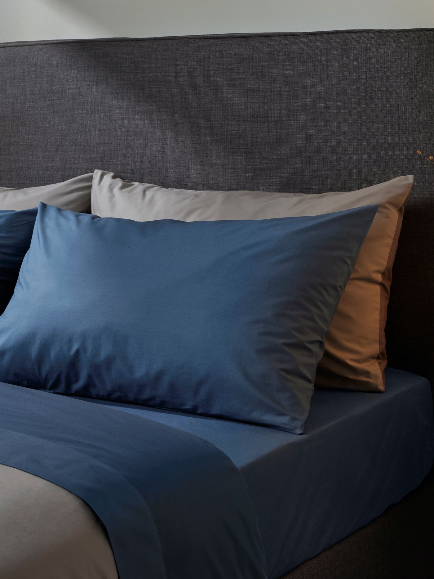 A dark blue ULLVIDE sheet set