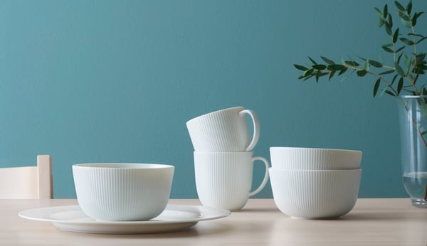 Una taza OFANTLIGT blanca