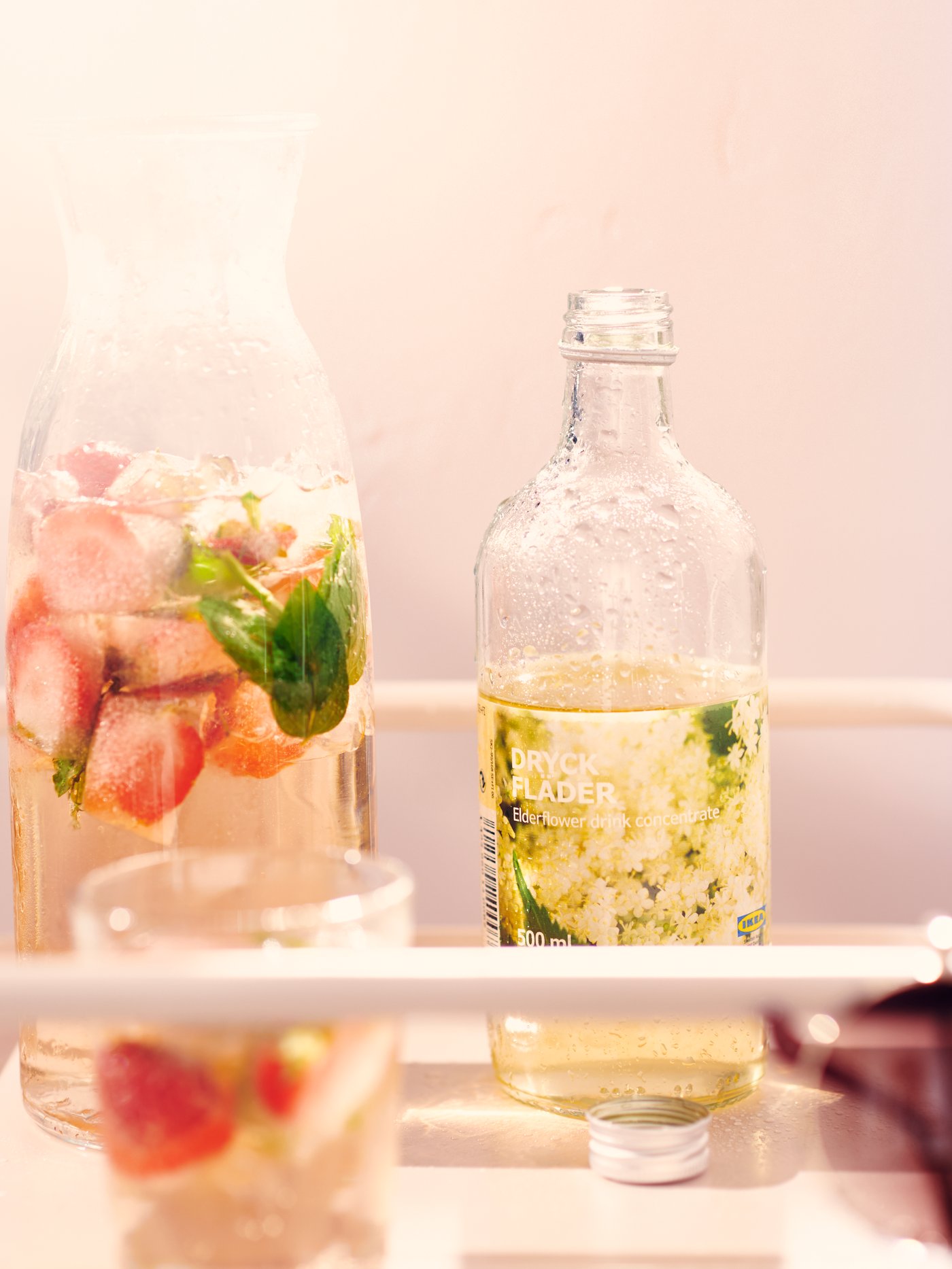 Une bouteille de sirop de fleur de sureau DRYCK FLÄDER à l’extérieur