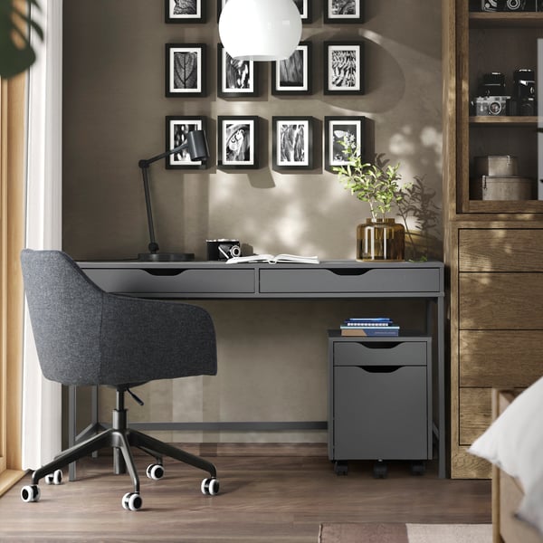 Uma secretária ALEX em cinzento-escuro.