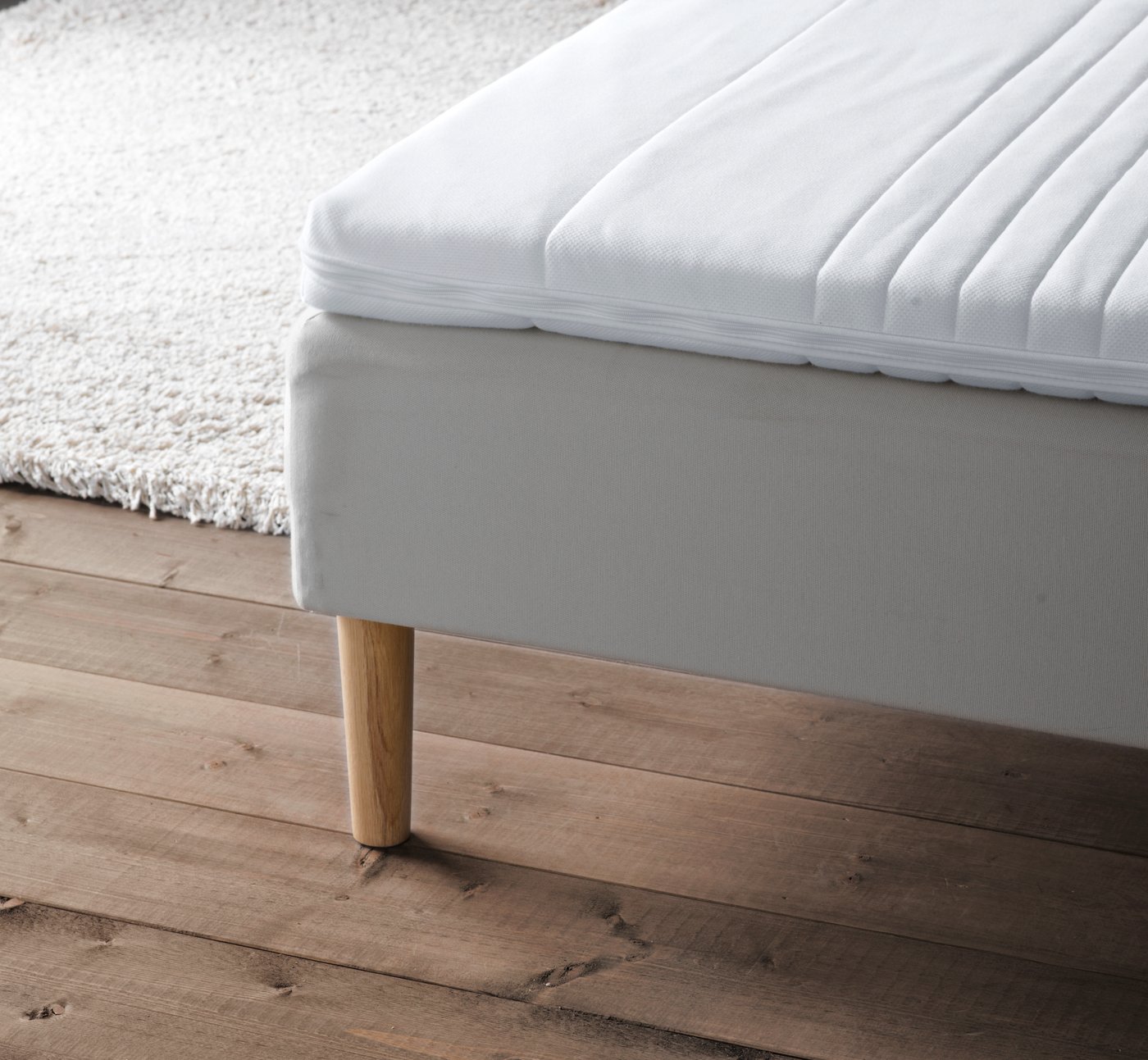 Matalàs sobre base de llit.