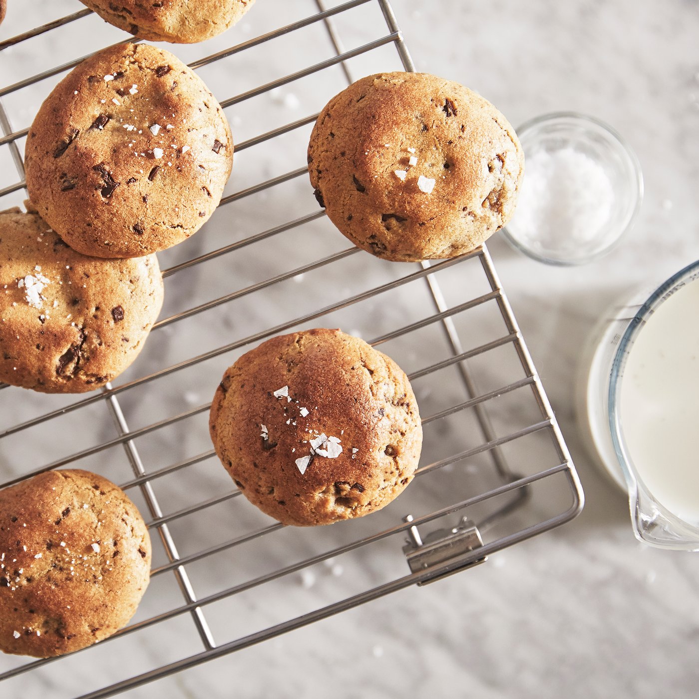 Srebrna podstawka do stygnięcia LÄTTBAKAD z ciastkami.