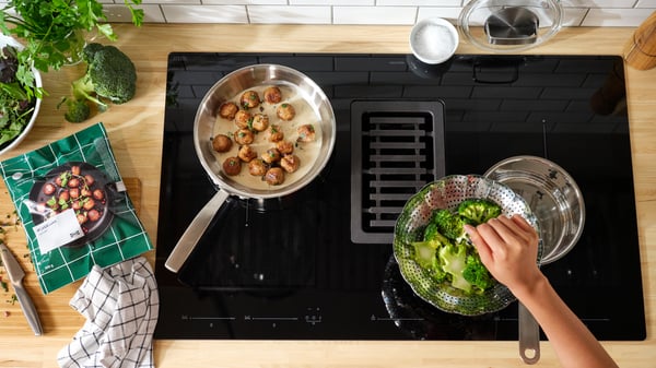 FÖRDELAKTIG Induktionshäll/integrerad köksfläkt, IKEA 500 svart, 60 cm
