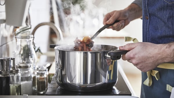 A clear glass/stainless steel MIDDAGSMAT pot with lid