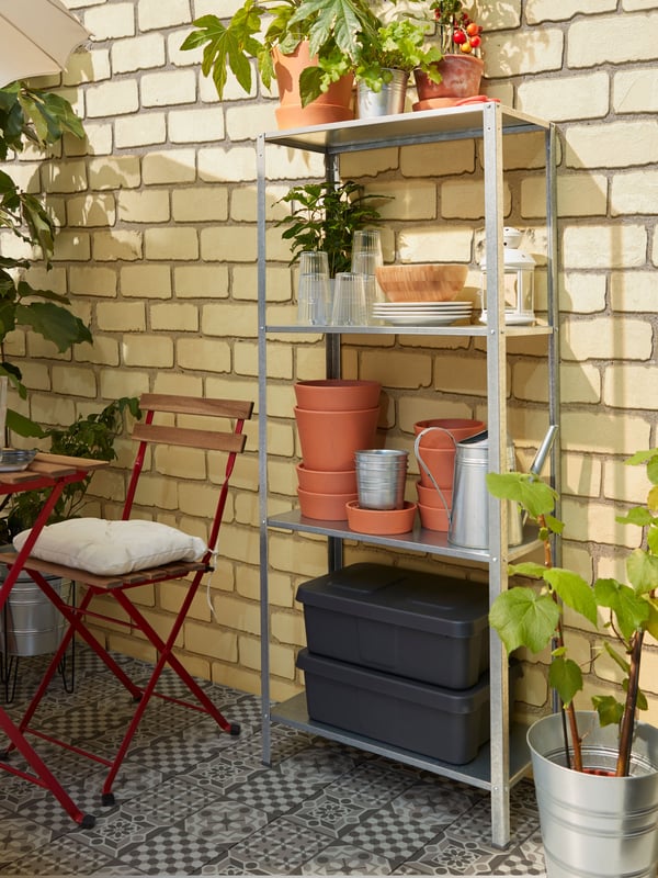 A light beige MALINDA chair cushion outside