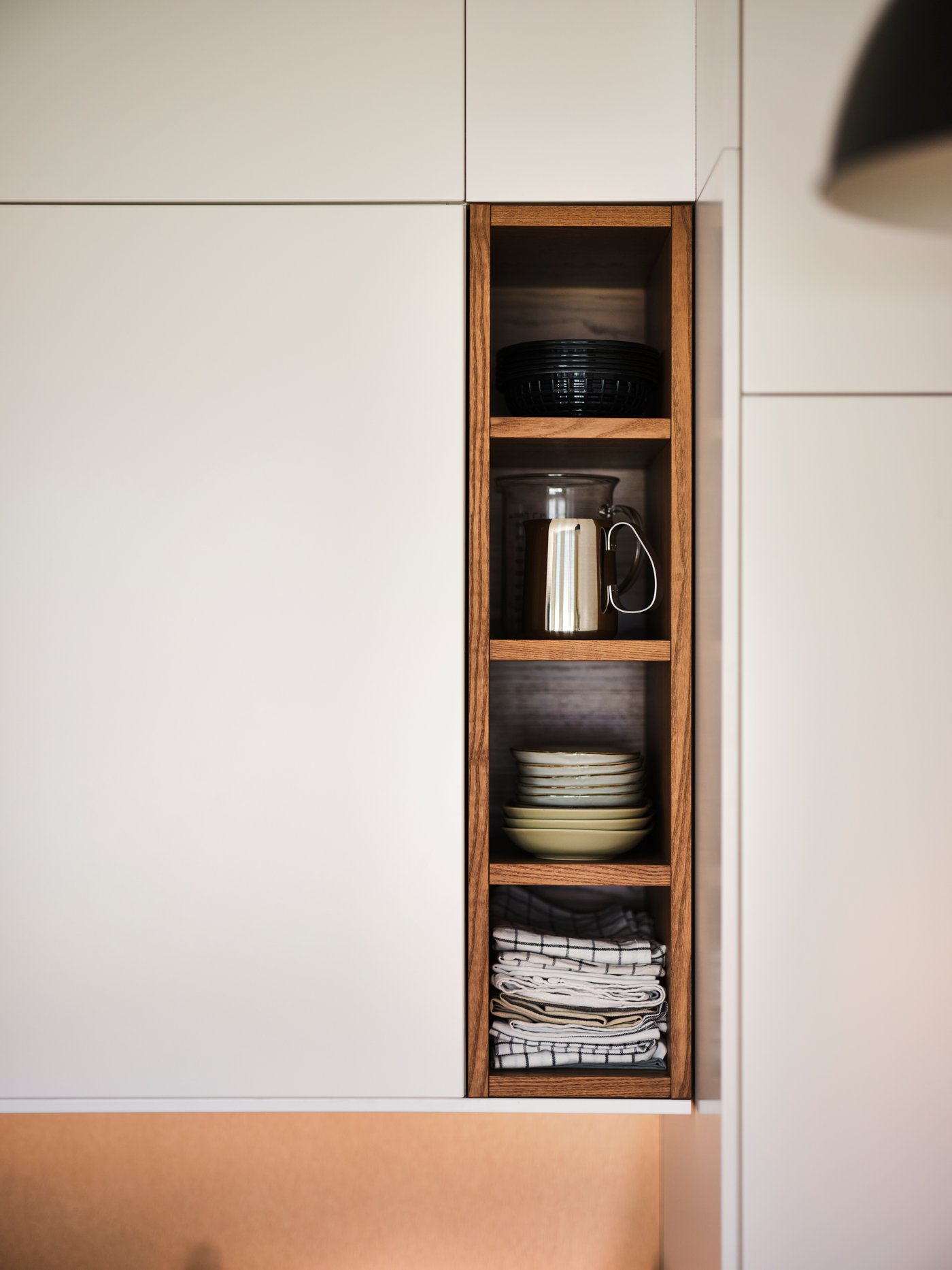 En brun/bejdset kasse VADHOLMA åben opbevaring i køkkenet.
