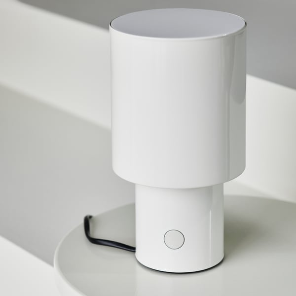 A dimmable/white SPETSBOJ table lamp