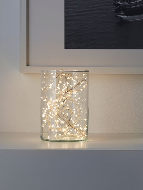 Eine batteriebetriebene/Mini-STRÅLA LED-Lichterkette mit 160 Lichtern.