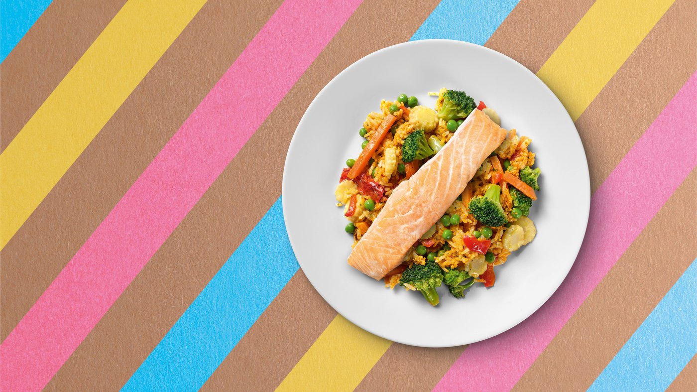 Ein Lachsgericht auf einem Teller