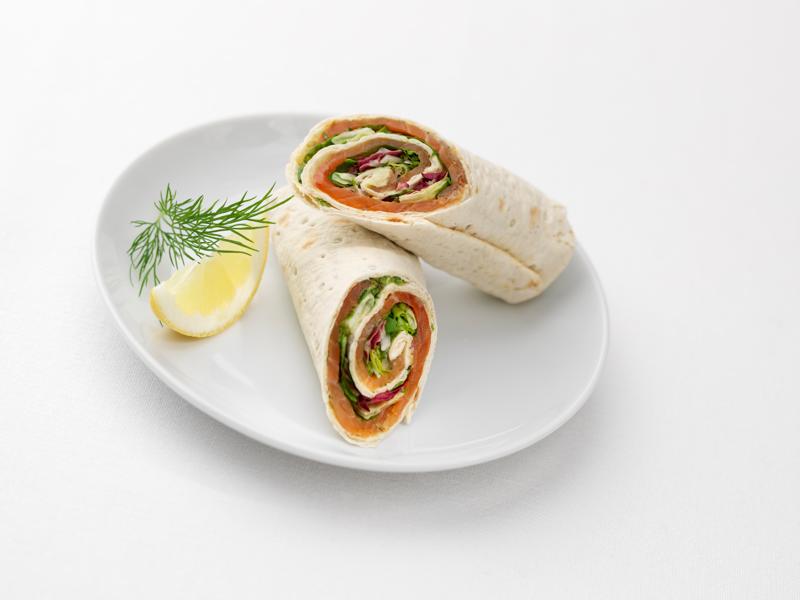 Un piatto con salmone marinato e limone