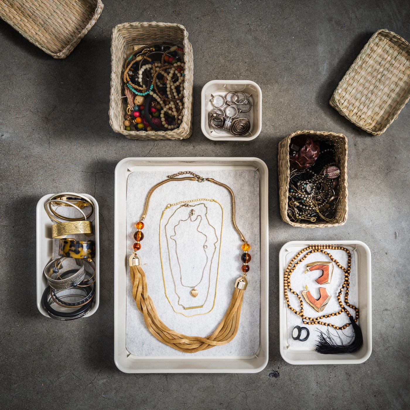 A plastic/beige NOJIG organiser