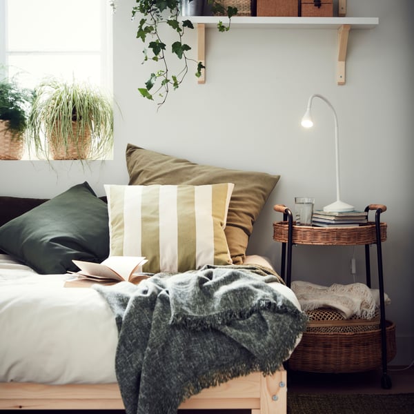 Un plaid INGRUN vert foncé dans le salon