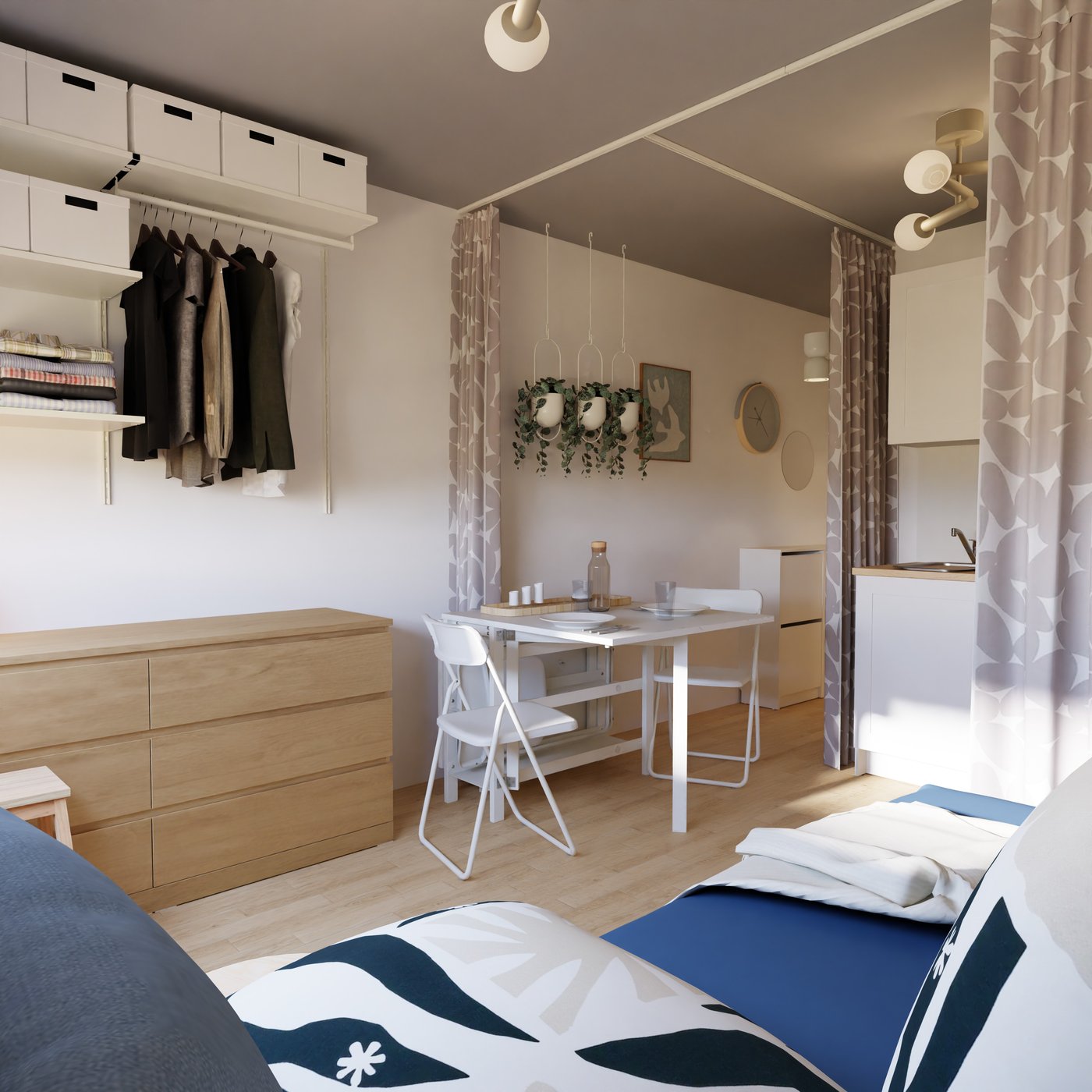 Schubladenkommode, daneben ein Klapptisch mit Stühlen und einem Vorhang zum Abtrennen des Schlafbereiches