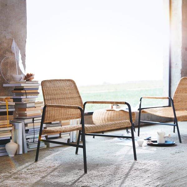 A rattan/anthracite GAMLEHULT footstool with storage